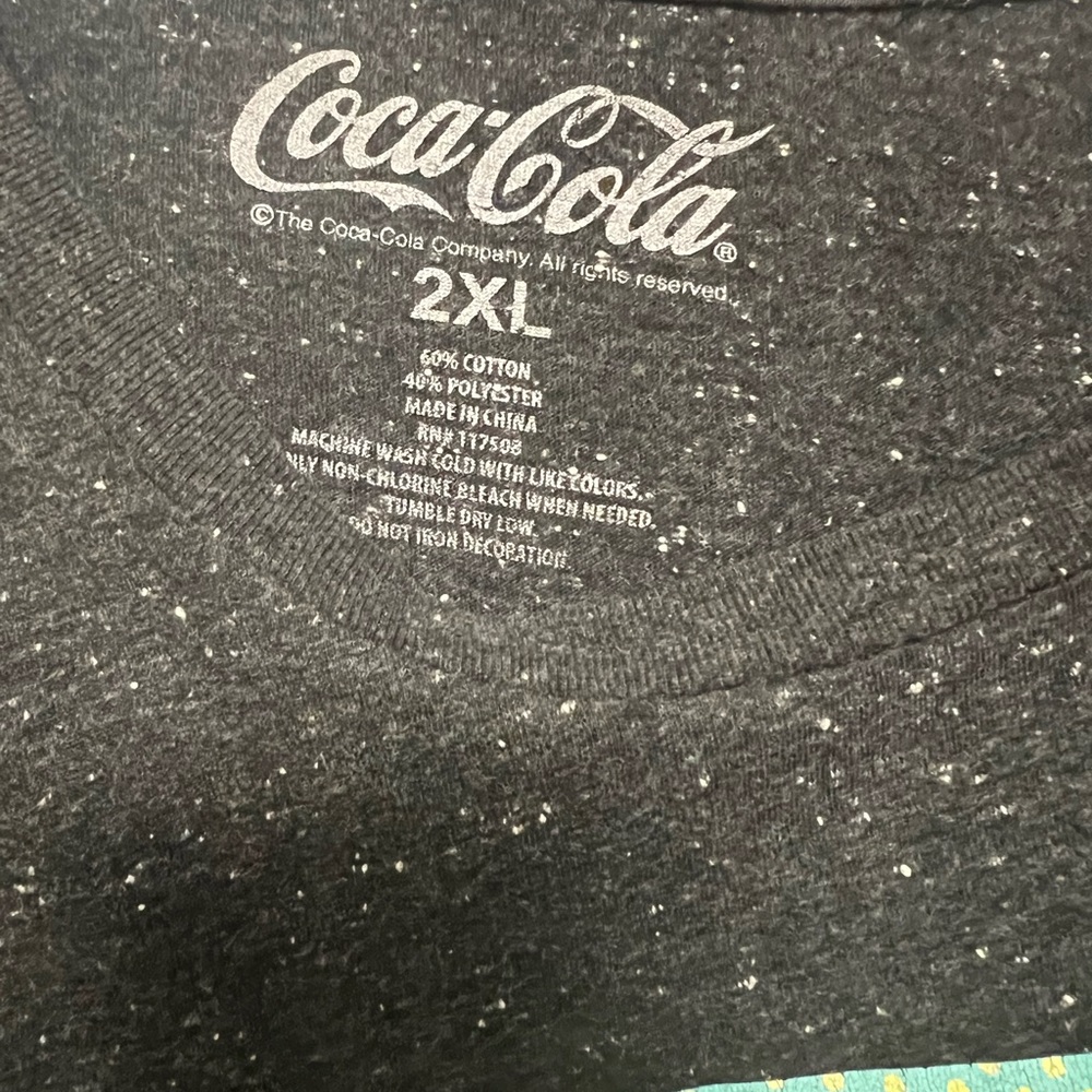 Coca-Cola Speckled Black Coke logo Pink bottleT-Shirt size 2XL - Picture 3 of 7